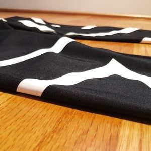 Black and White Geometric Gap Body Leggings